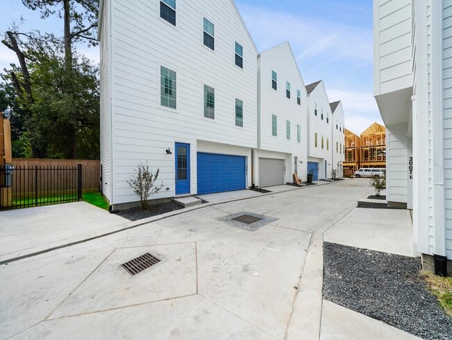 Building Photo - 2007 Bauer Dr