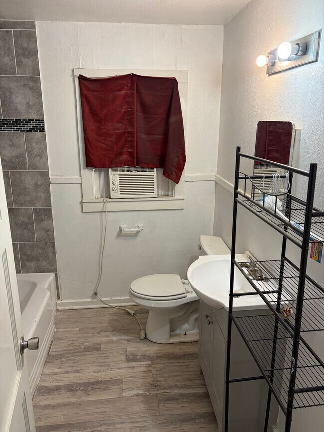 Building Photo - Beautiful 2 Bedroom home in Queensborough