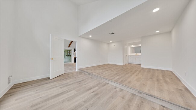 Building Photo - 2407 Bradford Dr