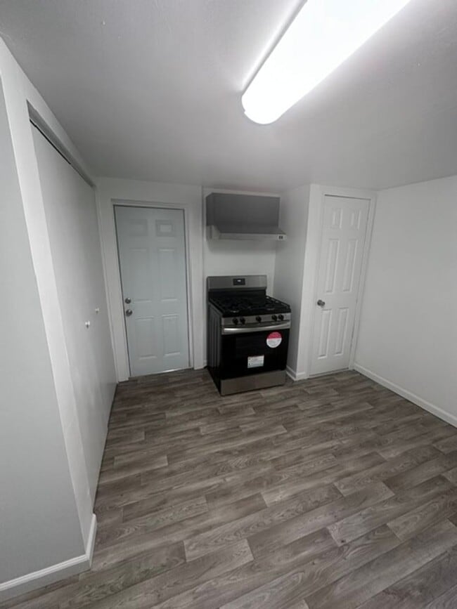 Building Photo - 2 Bed 1 Bath Home