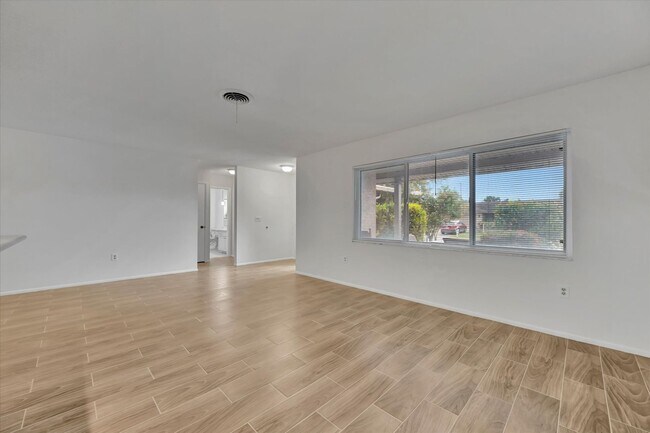 Building Photo - Beautiful 3-Bed / 2 Bath Pool Home in Sara...