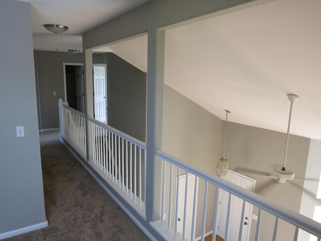 Building Photo - 3 bedroom / 3 bathroom / 3 car garage!