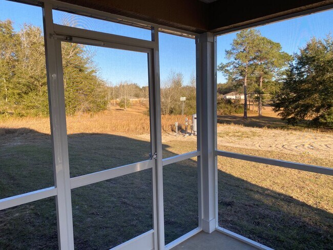 Building Photo - Available December 15th.....Custom Home - Desirable SE Ocala Neighborhood 3/2/2 **WON'T LAST**