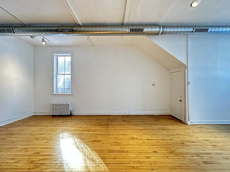 Building Photo - 3422 N Lincoln Ave