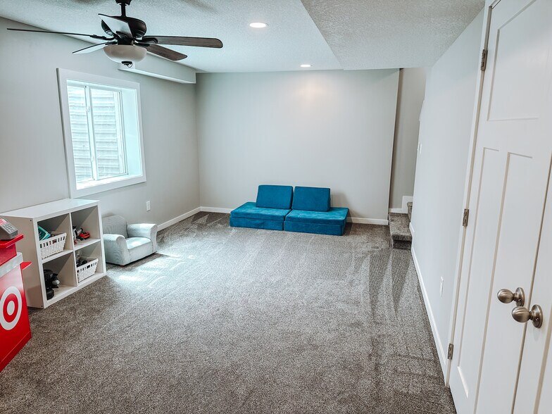 Building Photo - 4703 NE Hayes Dr