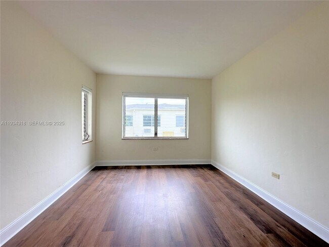 Building Photo - 1920 Biarritz Dr