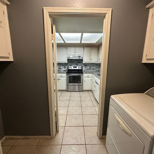 Building Photo - 6928 Woodlake Dr