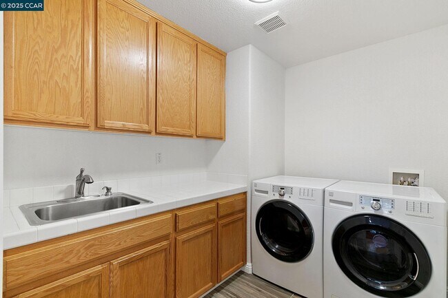 Building Photo - 732 Antiquity Dr