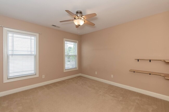 Building Photo - Lovely Large Family Home in Fuquay!