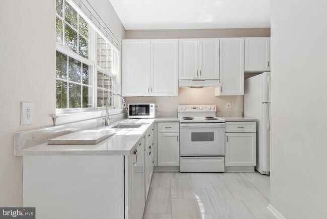 Building Photo - 6490 Tayack Pl