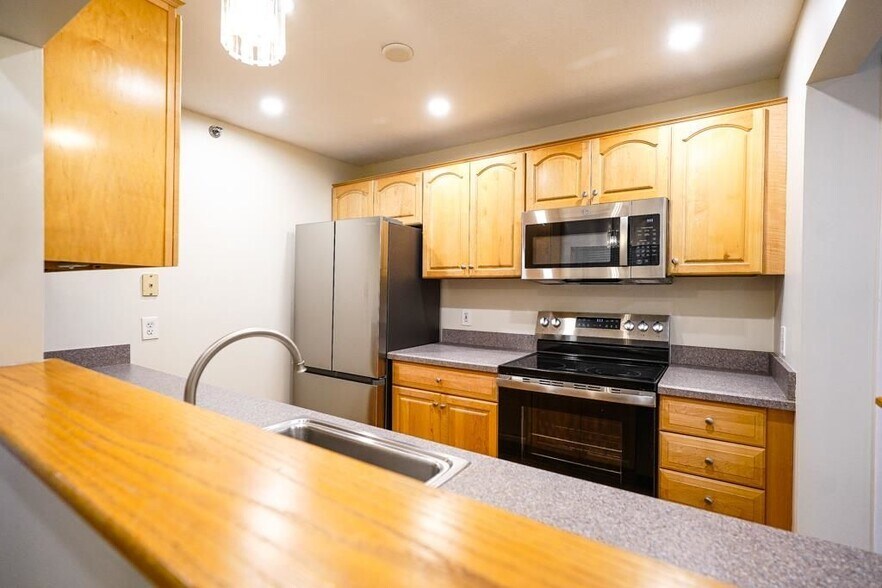 Building Photo - 500 Candlewood 38