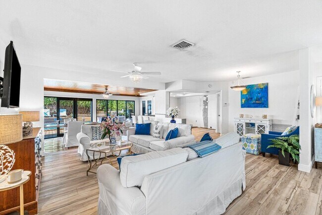 Building Photo - 25 NW 24th Ct