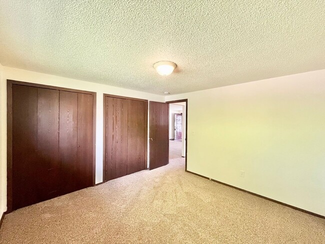 Building Photo - 2 Bedroom, 1 Bath Ranch Duplex, with attached 1 Car Garage in Loveland, CO