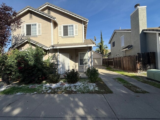 Building Photo - 4 bed 2.5 bath 2 story home available now!