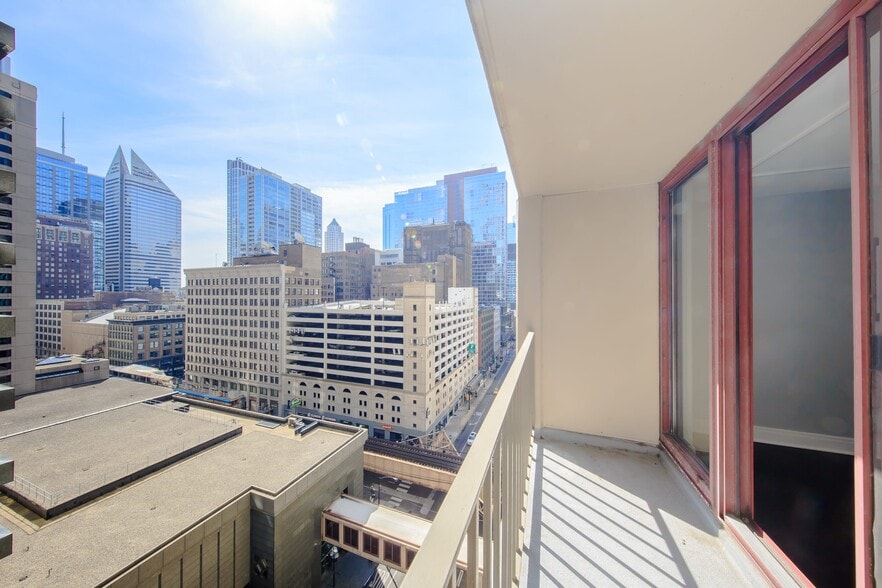 Balcony - 200 N Dearborn St
