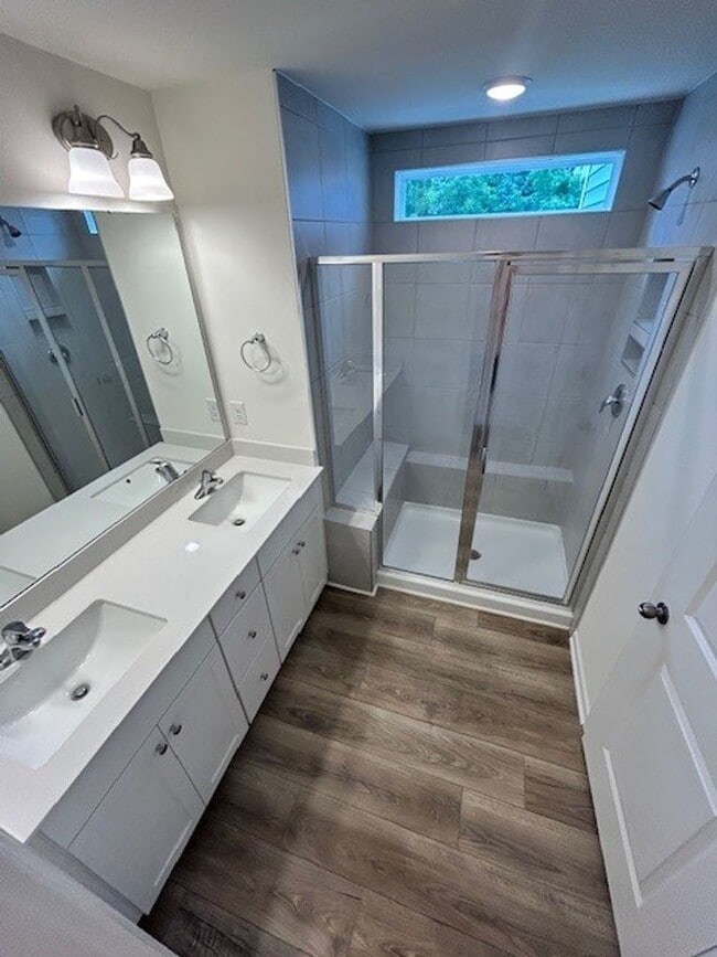 Building Photo - FREE RENT - $1000 Off First Month's Rent! ...