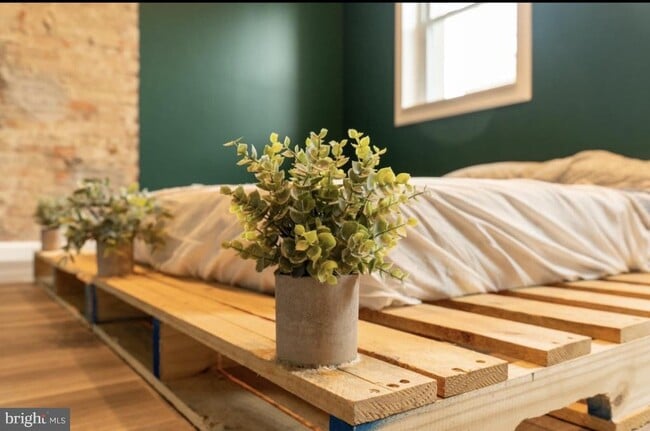 Building Photo - 1809 Broadway