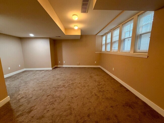 Building Photo - ABSOLUTELY BEAUTIFUL 4-Bedroom Townhome in the Highly Sought-After Prospect Neighborhood!