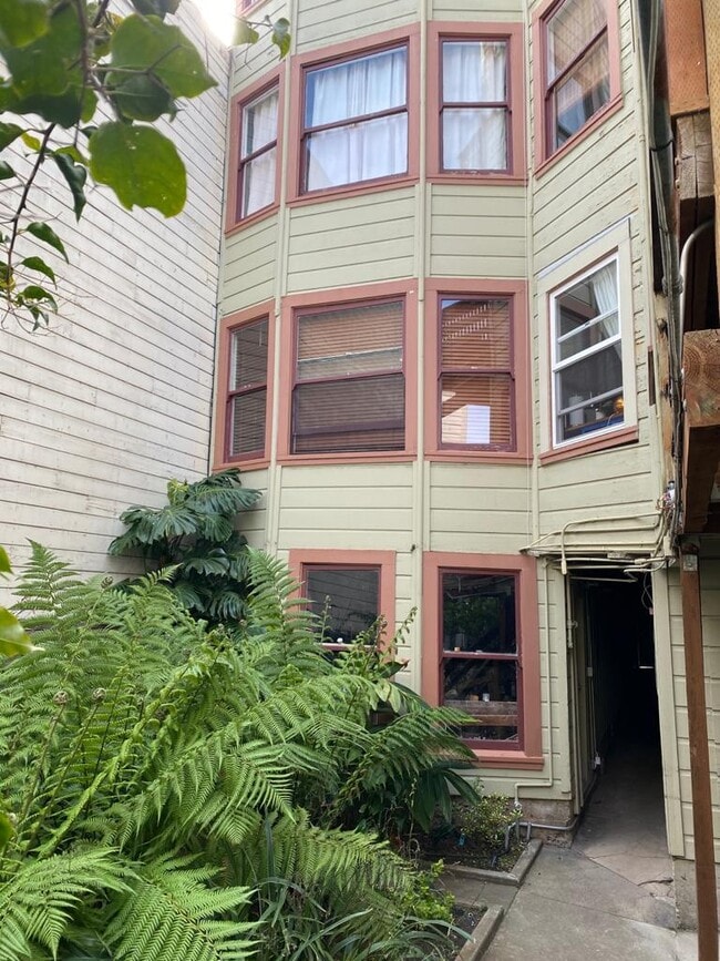 Building Photo - 19 Sharon St