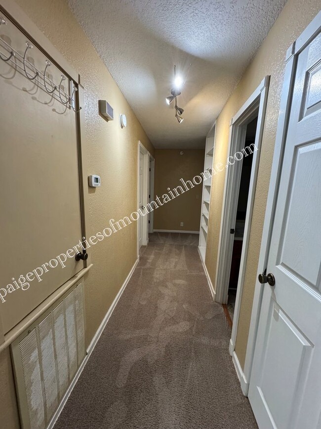 Building Photo - Village Green Home