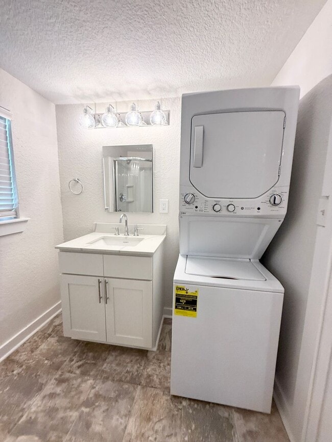Building Photo - Elegant 2/1 Beach Cottage in Surfside !