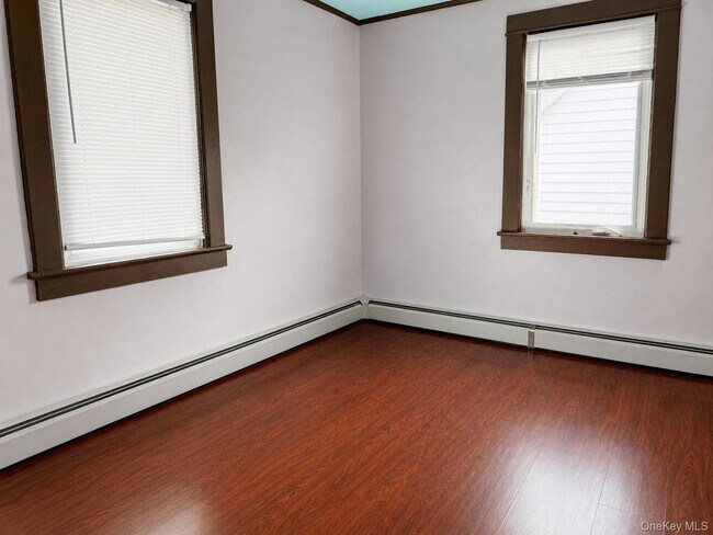 Building Photo - 39 Crescent Pl