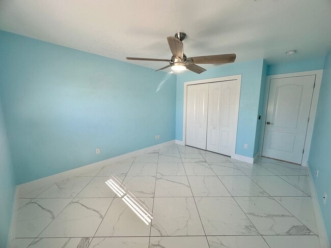 Building Photo - Stunning 3 Bedroom + Den Home with Fence +...