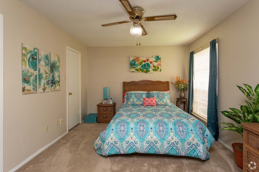 Bedroom - Shores Apartments