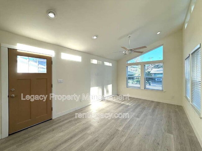 Building Photo - 10753 Oakton Way