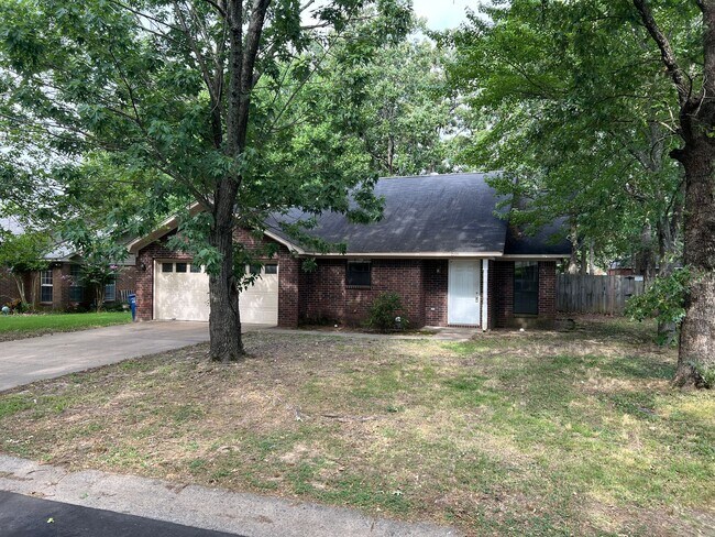 Building Photo - 2135 Raintree Dr