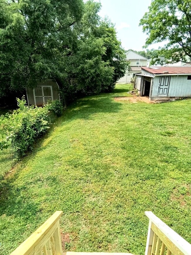 Building Photo - Renovated 2BR, 1 BA Duplex Apartment