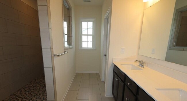 Building Photo - Huge 5-bedroom, 4-bathroom, in Poplin Grov...
