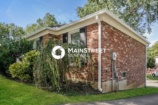 Building Photo - 4 Bedroom Pet-Friendly Home in Louisville, KY with Main Street Renewal