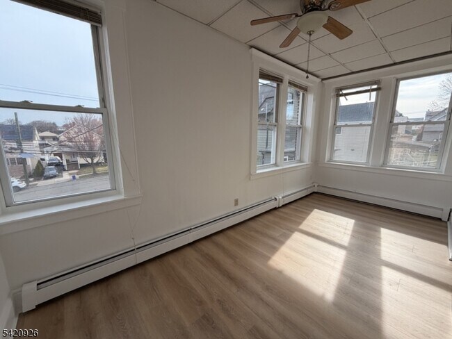 Building Photo - 536 Lake Ave