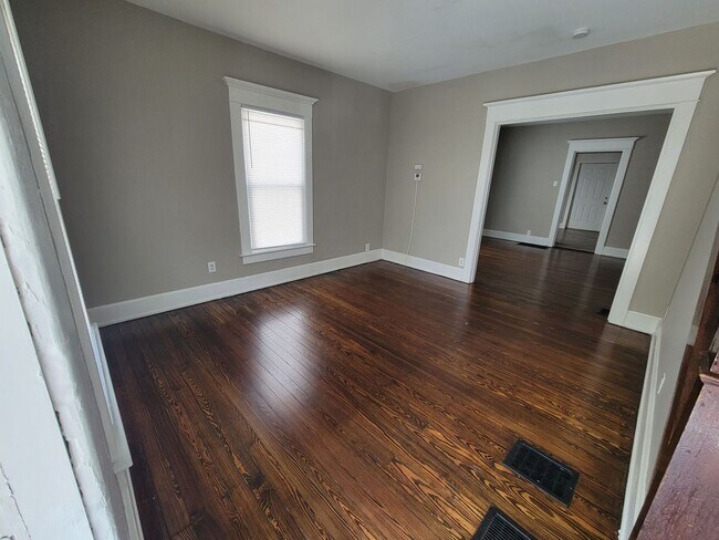 Building Photo - Moore 307 - I2I