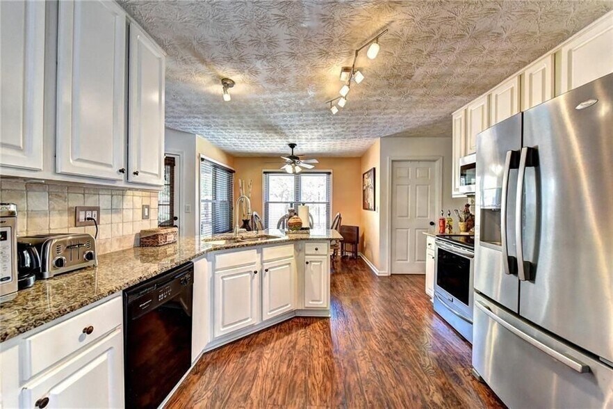 Building Photo - 3940 Piper Glen Dr NE