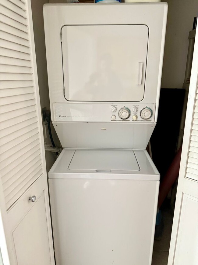Building Photo - Pet Friendly Two Bedroom in High-Rise