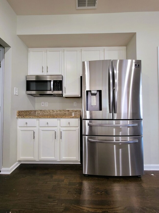 Building Photo - Large 2 story transitional in highly sough...
