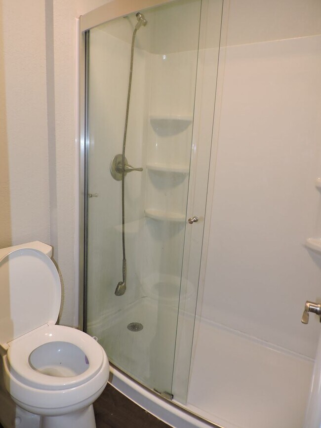 Building Photo - Convenient to schools, beaches & shopping.