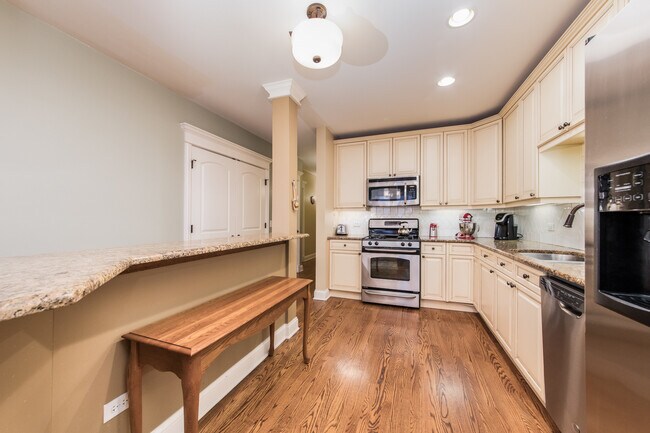 Building Photo - 1021 Peterson Ave