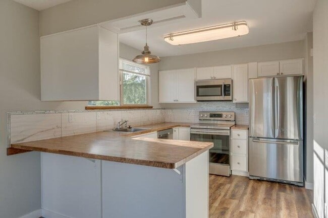 Building Photo - Updated 3 Bedroom, 1.5 Bathroom Duplex in ...