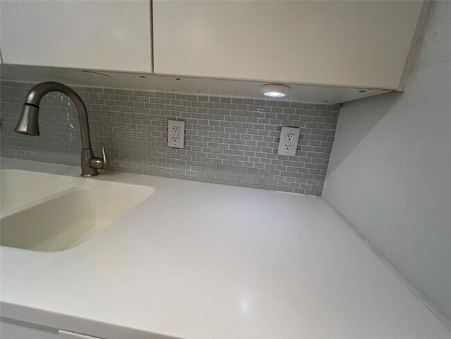 Building Photo - 1407 NE 56th St