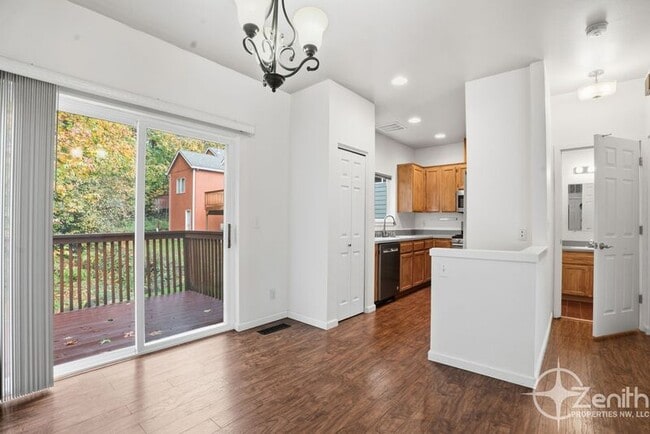 Building Photo - 419 NE 7th Ave