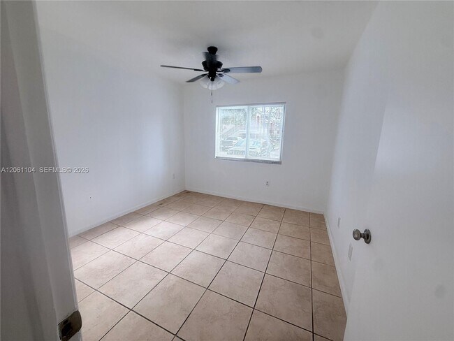 Building Photo - 995 NE 34th Ave