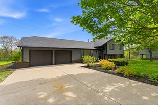 Building Photo - W309S10340 Knoll Ct