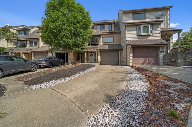 Building Photo - Ready NOW! 1 Block from the Bay! Pet Frien...