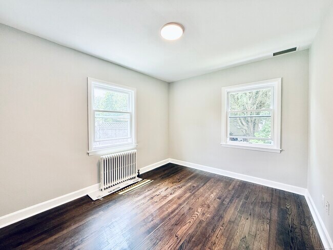 Building Photo - 10 Meadowpark Ave W