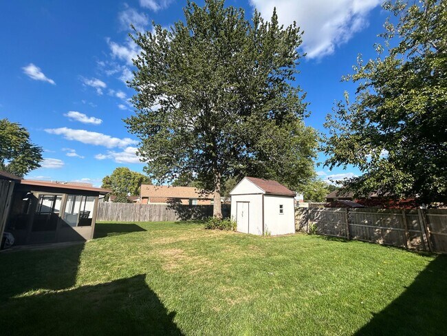 Building Photo - 8978 Gardengate Dr