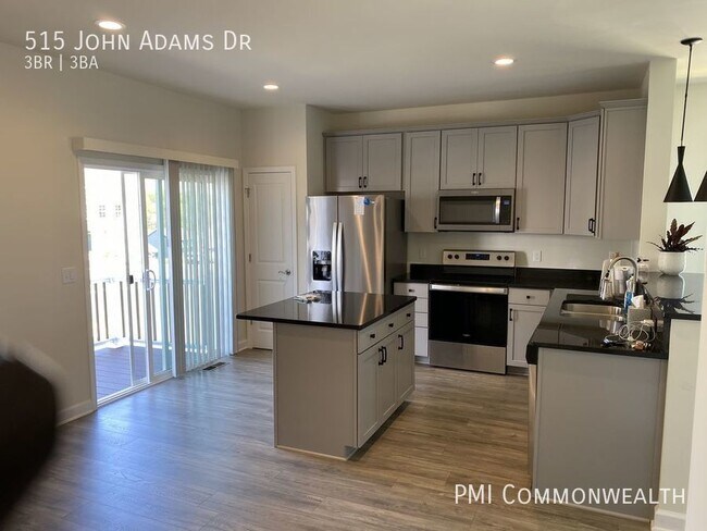 Building Photo - 3 Bed / 3 Bath Townhouse (Available 8/10/23)