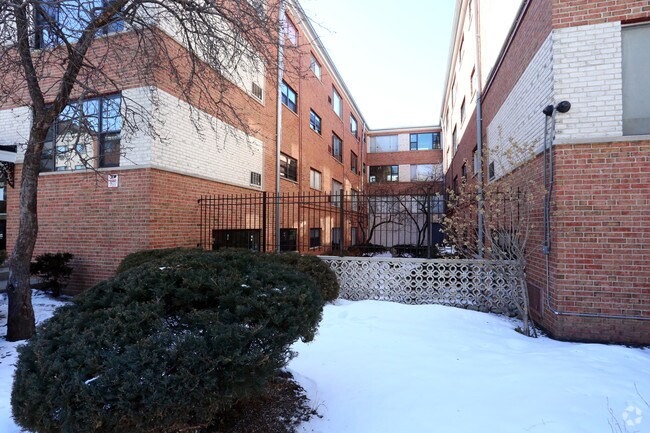 Building Photo - Kenmore Manor